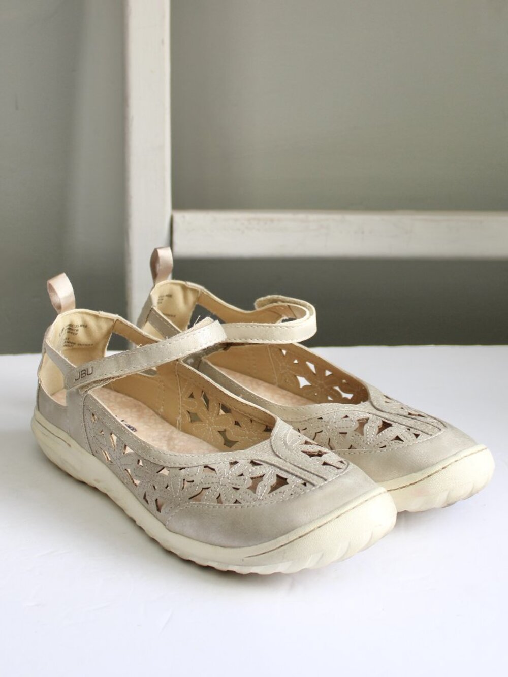 JBU by Jambu Hibiscus Casual Mary Jane Floral Cutout Comfort Shoes Cream sz 10W